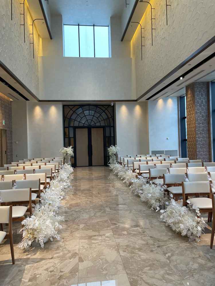 天井がガラスとなっており、２フロア分の高さとなっているチャペル。