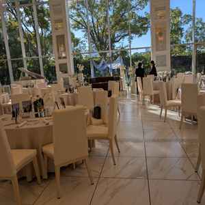 白を基調とした披露宴会場