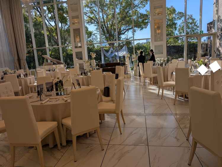 白を基調とした披露宴会場