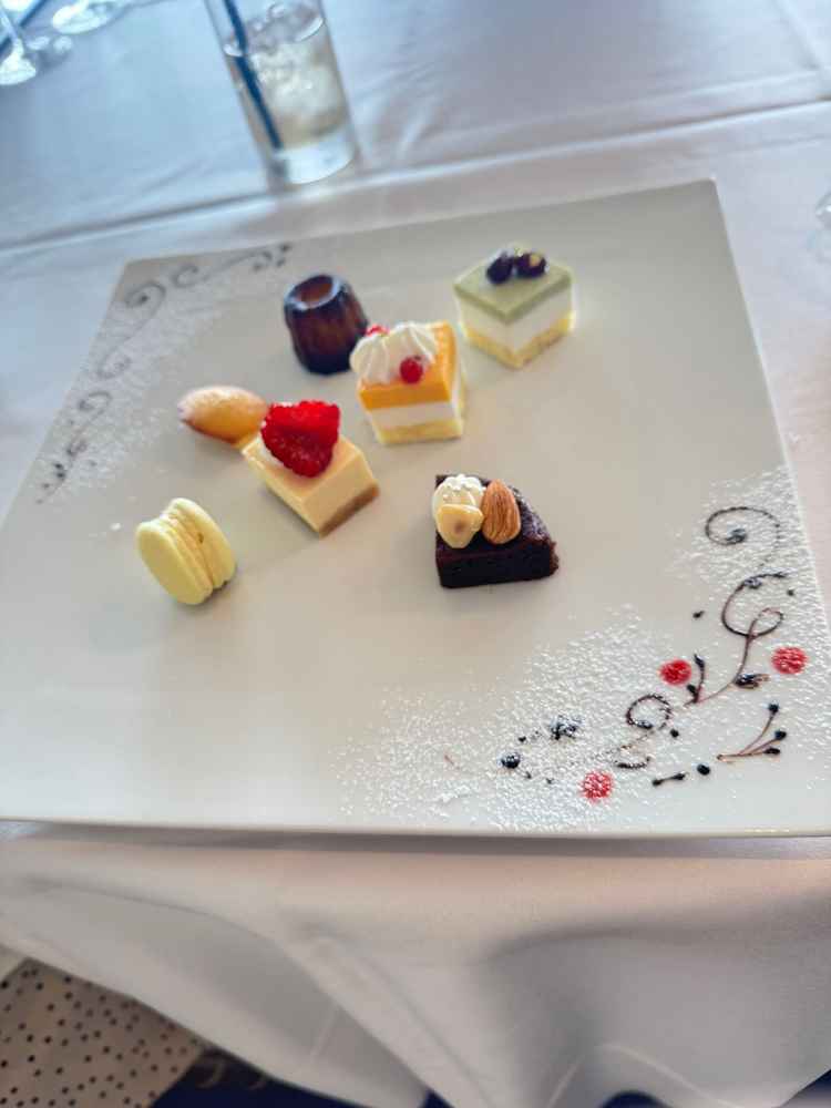 ケーキもビュッフェのものから厳選して試食させてもらい、どれもすごく美味しくビュッフェはやりたいです。