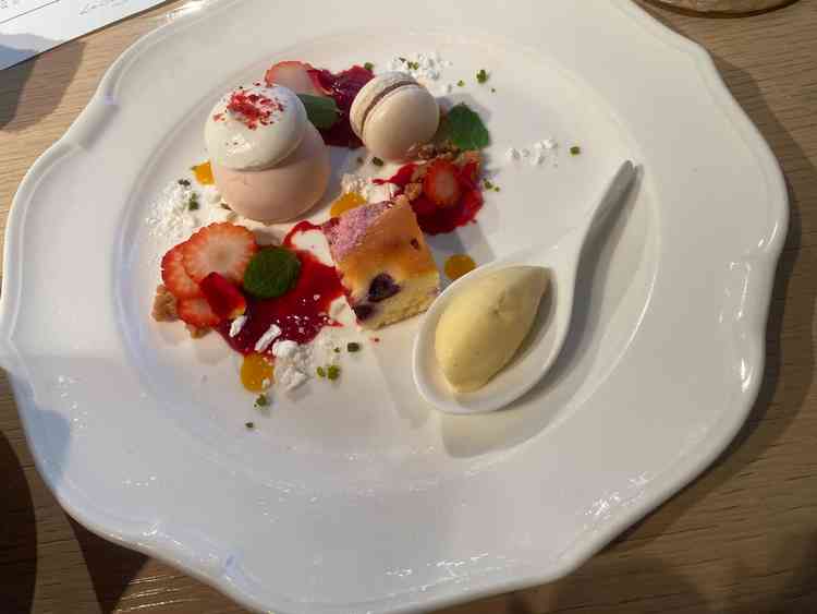 デザートも見た目もよく美味しかったです。