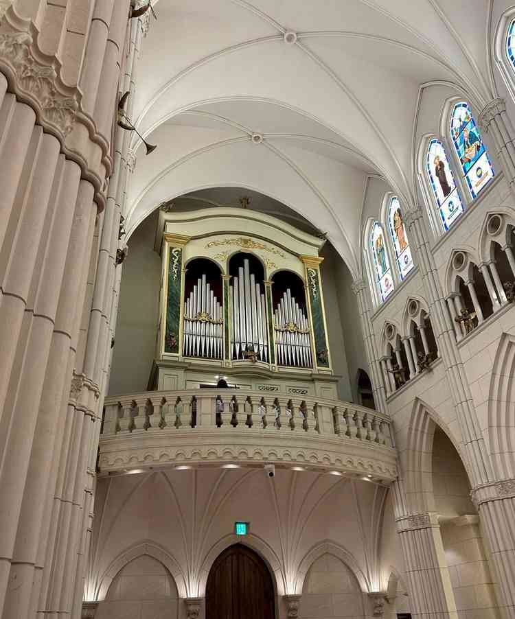 チャペルの後ろのパイプオルガンで演奏してくださり、当日も生で演奏してくださるということで素敵でした