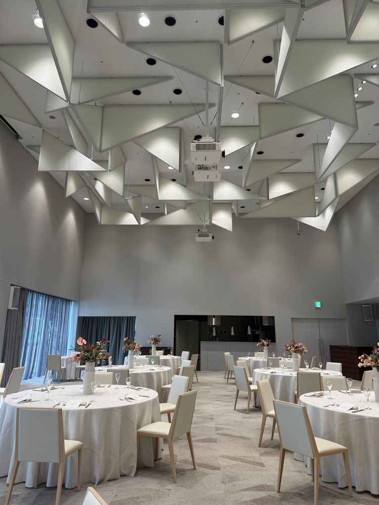 白を基調とした披露宴会場。