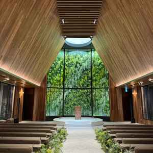 公式写真の雰囲気そのままで、木目調が素敵なチャペルでした