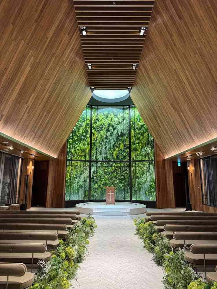 公式写真の雰囲気そのままで、木目調が素敵なチャペルでした