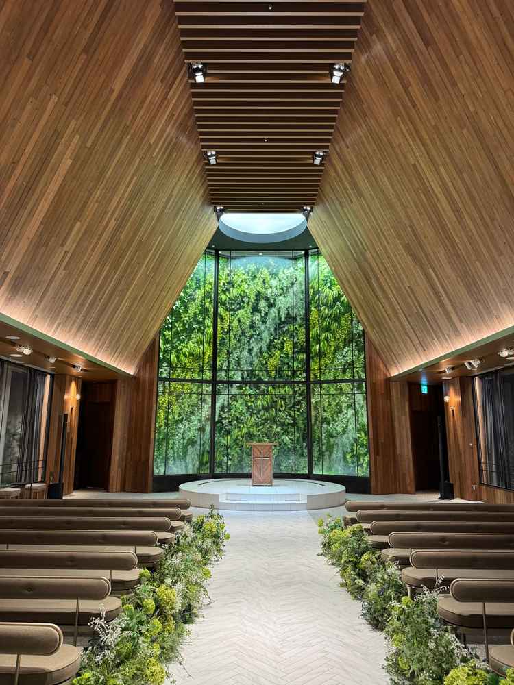 公式写真の雰囲気そのままで、木目調が素敵なチャペルでした