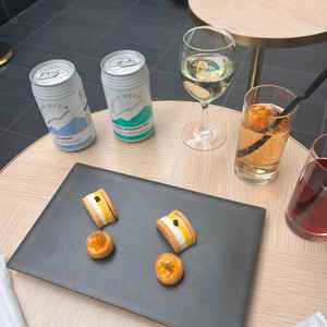 披露宴会場に入る前にゲストと楽しめる空間があります。ドリンクもSOLAならではのものが多かったです。