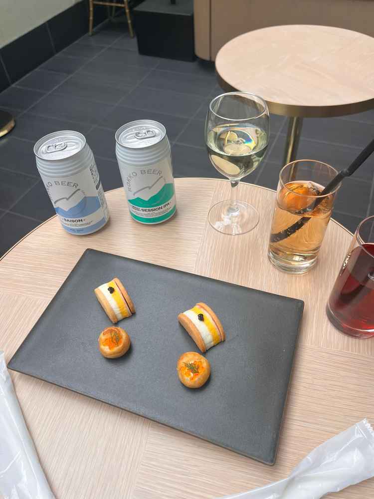 披露宴会場に入る前にゲストと楽しめる空間があります。ドリンクもSOLAならではのものが多かったです。