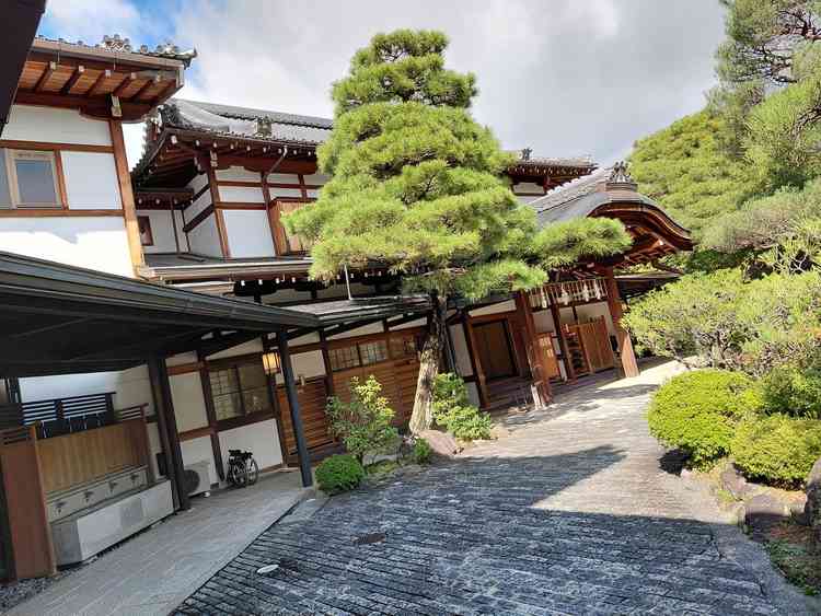 挙式前の控え室がある建物