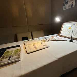 半個室でご説明いただきました。夜に伺ったので、全体的に照明は暗めで、落ち着いた雰囲気でした。