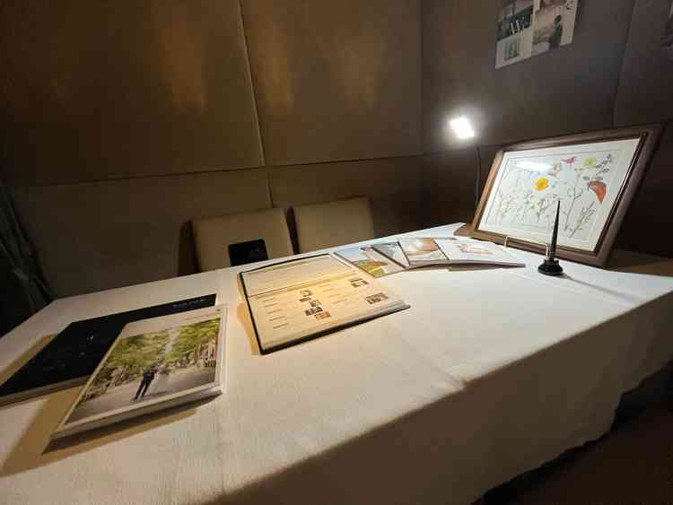 半個室でご説明いただきました。夜に伺ったので、全体的に照明は暗めで、落ち着いた雰囲気でした。