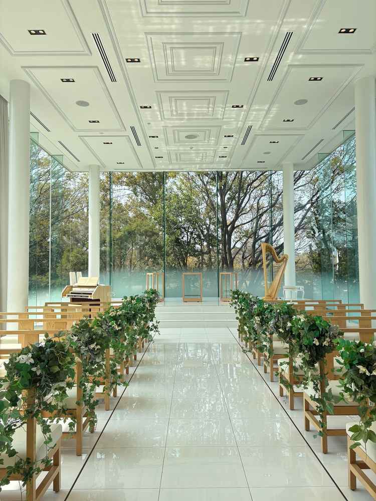 ガラス張りで光の入りが綺麗で、緑と白を基調にした、とても素敵なチャペルでした。