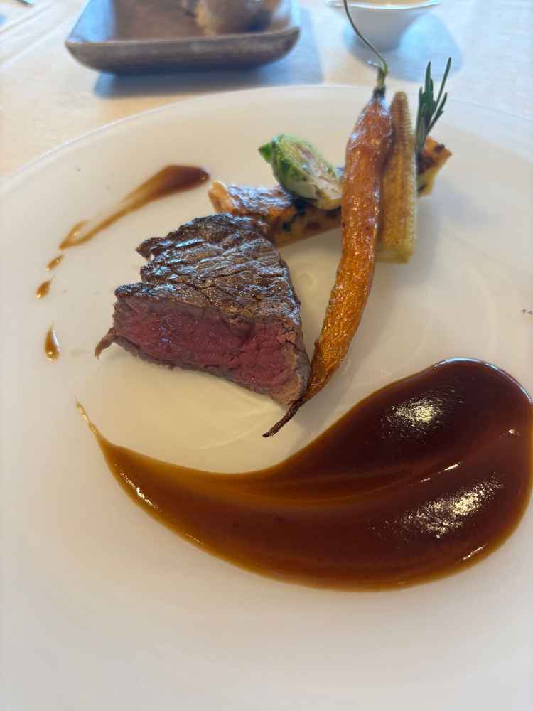 お肉もとても柔らかく、添えの野菜が3種類とキッシュも美味しかったです。