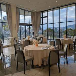 2階の披露宴会場。外の眺めも良く、外のテラス部分も広いのでここも色々な事が出来そう。