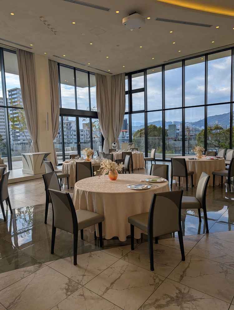 2階の披露宴会場。外の眺めも良く、外のテラス部分も広いのでここも色々な事が出来そう。