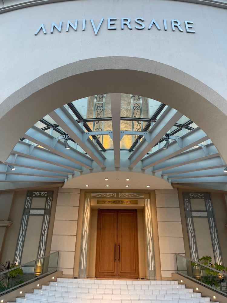 挙式のあとに行くフラワーシャワー会場。新郎新婦が登場する際には鐘が鳴り響く。