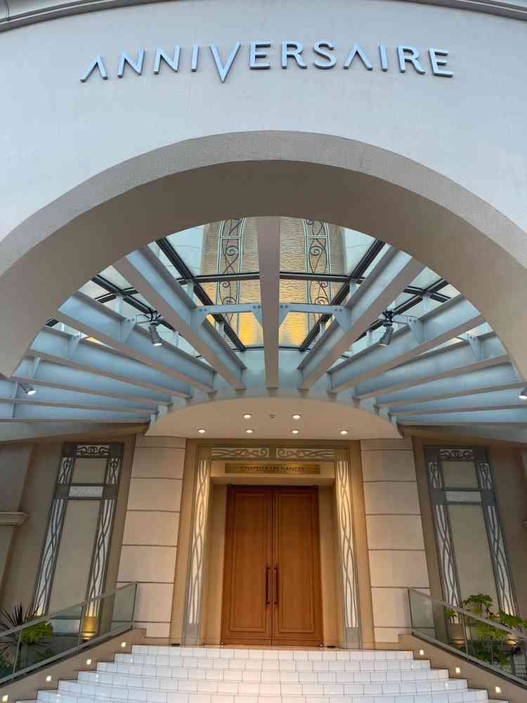 挙式のあとに行くフラワーシャワー会場。新郎新婦が登場する際には鐘が鳴り響く。