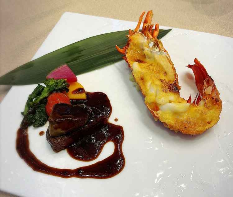 見た目も華やかで、特に伊勢エビがやわらかくおいしかったです。