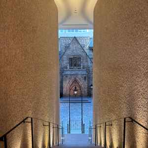 チャペルは向かう階段（エレベーターあり）