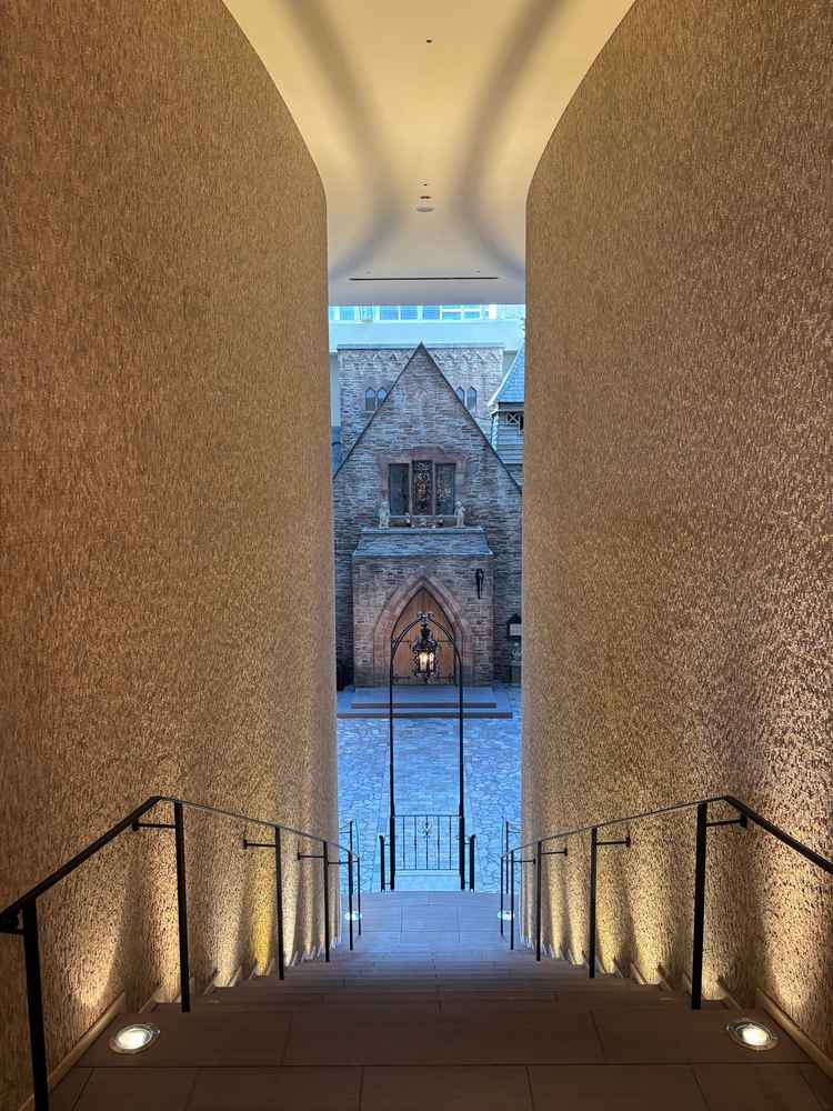 チャペルは向かう階段（エレベーターあり）