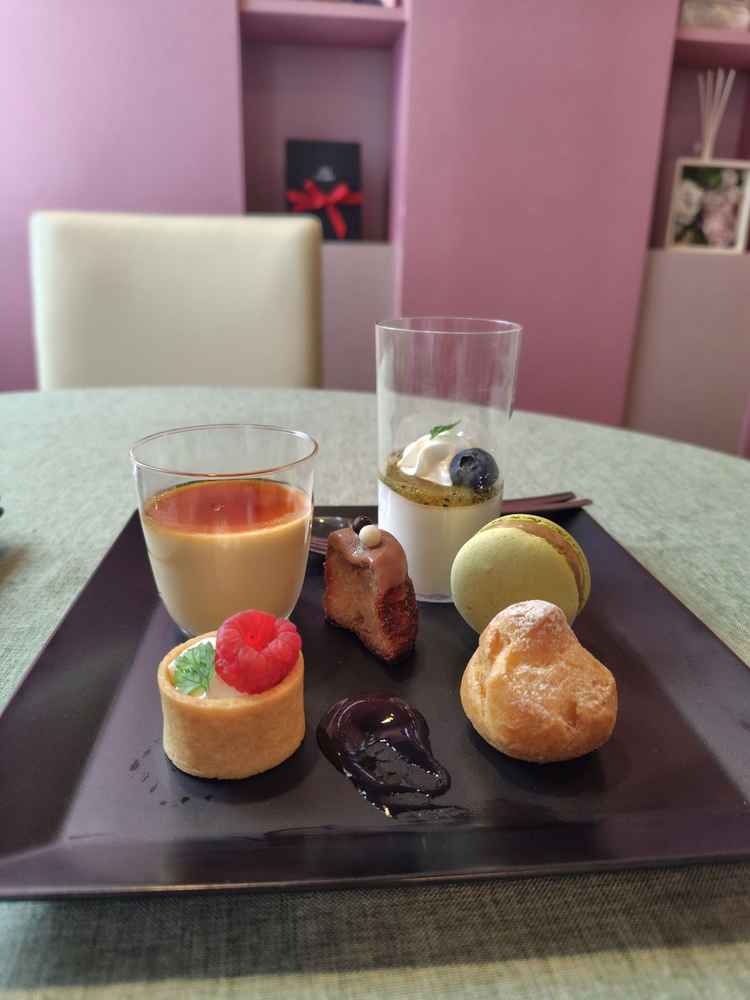 スイーツビュッフェの試食をいただきました。今まで食べたマカロンの中で一番美味しかったです。