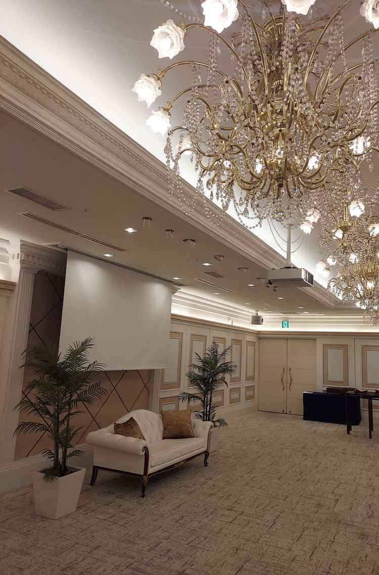 ソファのある披露宴会場。少人数でも壁を仕切って使用可能。