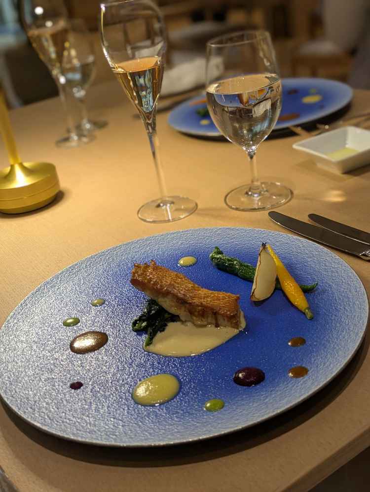 お魚料理真鯛？のカダイフ肉も魚も美味しかった😋