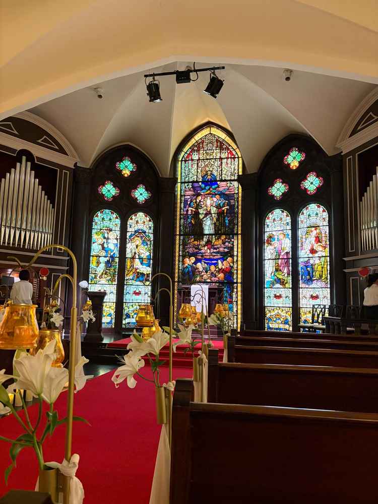 ステンドグラスが圧巻のチャペル