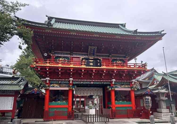 朱色が映える鳥居と社殿。