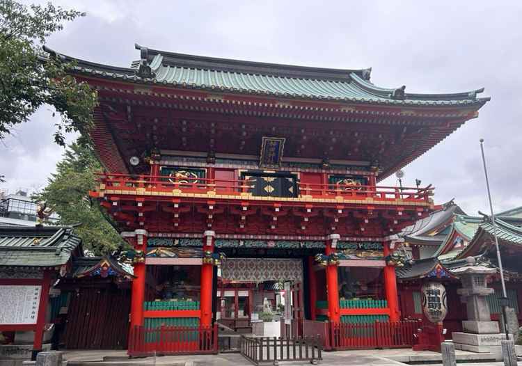 朱色が映える鳥居と社殿。