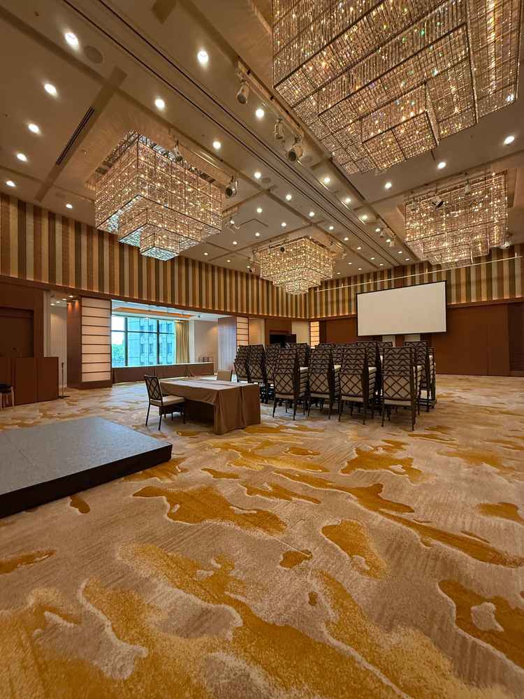 グラハイボールルーム。天井が高い。1番大きい会場だが50人からok。高砂の背景は窓で新緑が映えていた