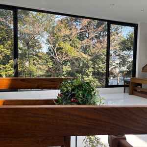 挙式会場の写真です。椅子に座った時に、木などの景色が見えた。