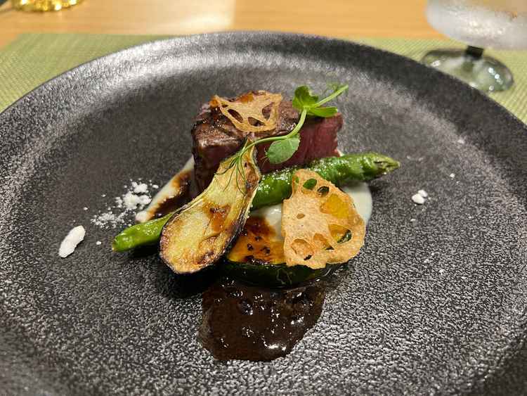 試食会でいただいた、牛のフィレ。季節の野菜と黒トリュフのソースもかかっており大変美味でした。