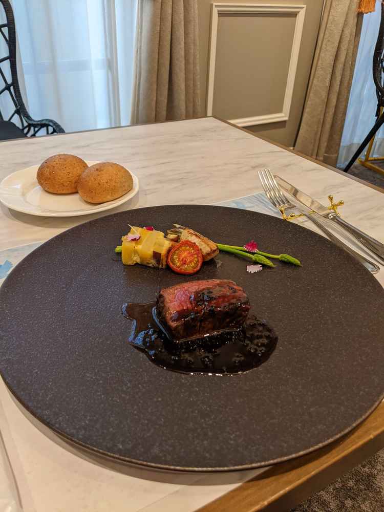 試食で提供されたイチボという部位を使用したステーキと主食のパンです。柔らかく、ソースも絶品でした。