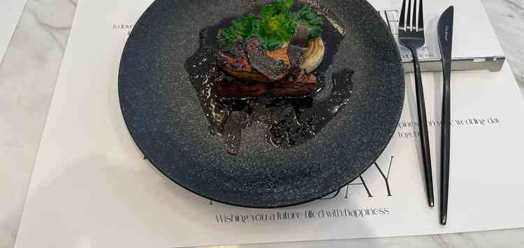 お肉料理。フォアグラと共に食べる肉がとても美味しい。