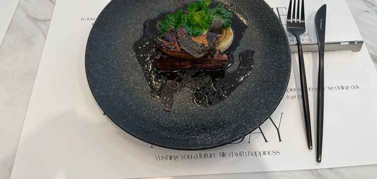 お肉料理。フォアグラと共に食べる肉がとても美味しい。