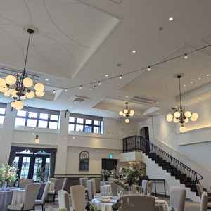 披露宴会場です。階段も使用できます。ライトがおしゃれで可愛かったです。