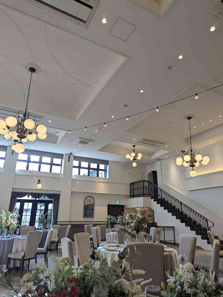 披露宴会場です。階段も使用できます。ライトがおしゃれで可愛かったです。