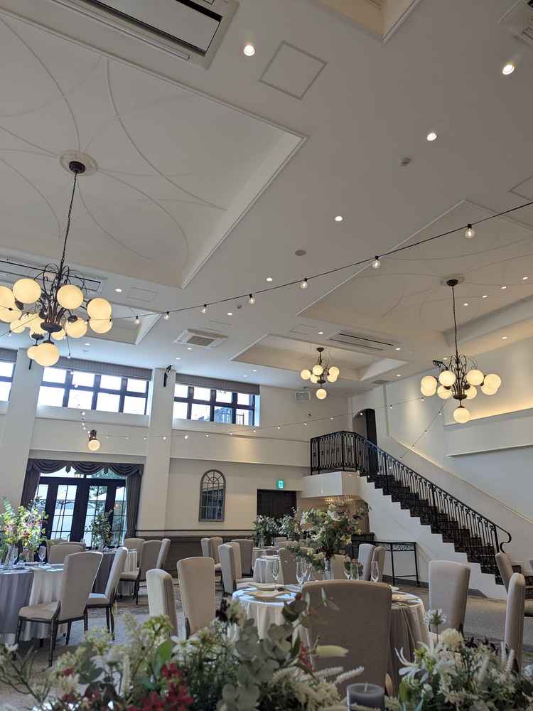 披露宴会場です。階段も使用できます。ライトがおしゃれで可愛かったです。