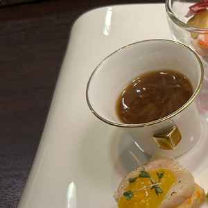 食事メニュー(オニオンスープとホタテのソテー)塩味が効いていて美味しかったです！