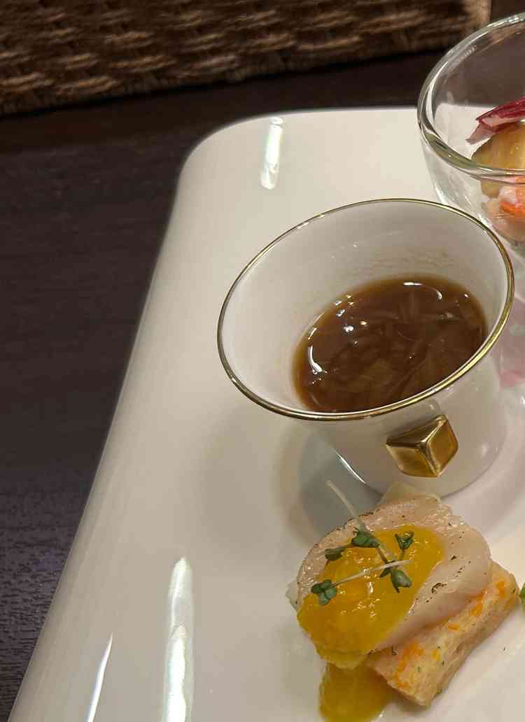食事メニュー(オニオンスープとホタテのソテー)塩味が効いていて美味しかったです！