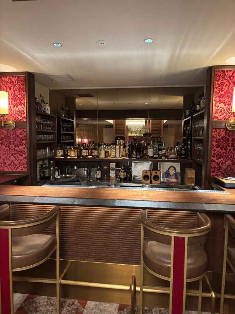 バー。ここでも当日写真が撮れる。