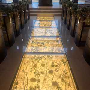 ２つのチャペルどちらもヴァージンロードのガラスに季節の花が散りばめられているのが綺麗。