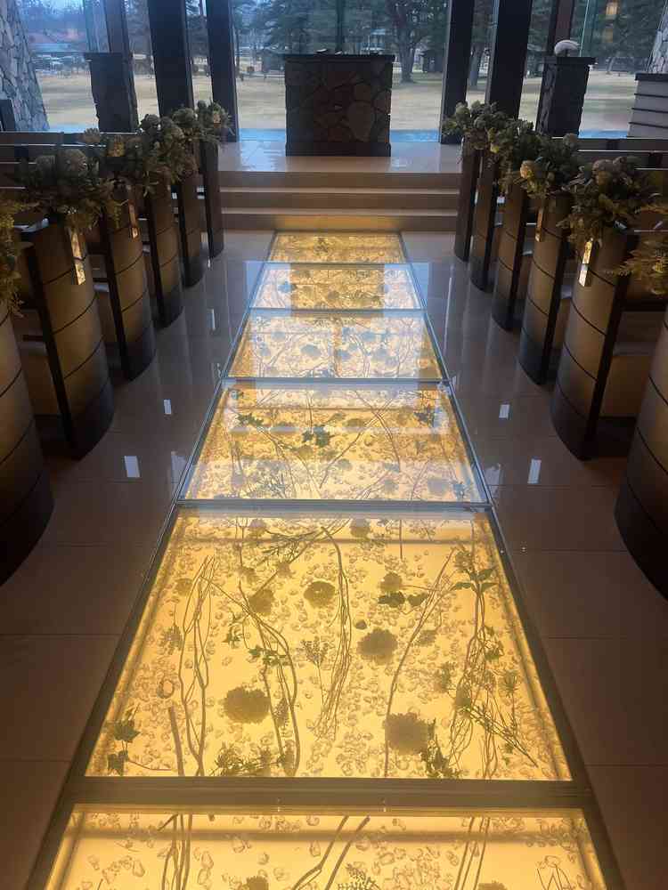 ２つのチャペルどちらもヴァージンロードのガラスに季節の花が散りばめられているのが綺麗。