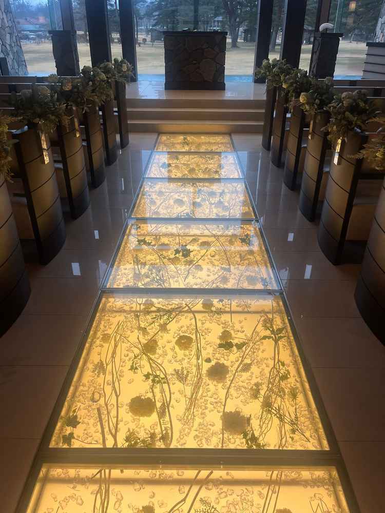 ２つのチャペルどちらもヴァージンロードのガラスに季節の花が散りばめられているのが綺麗。