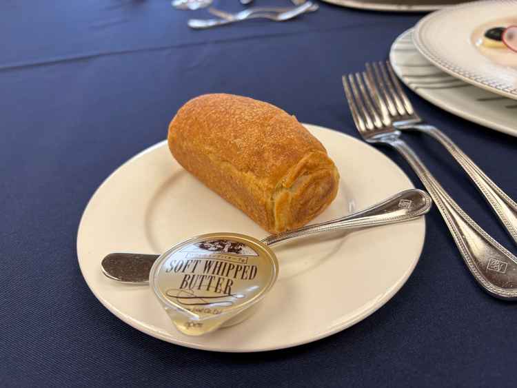 ご試食のパンです。こちらデニッシュパンで、パン好きの私たちが感動するほど美味しかったです。