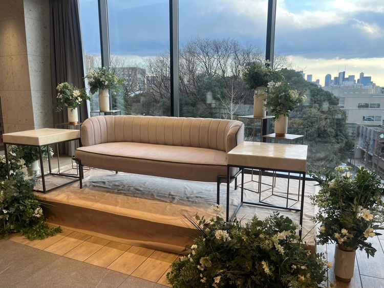 披露宴会場は外の光が入る素敵な空間で、ソファにすることでゲストとの距離が近く感じられます。