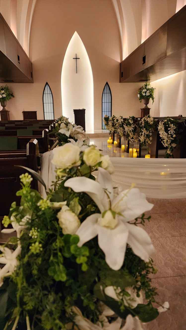 照明を明るくすると、より天井高を感じるチャペル