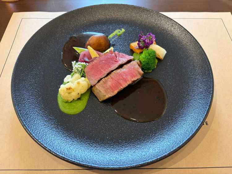 牛フィレ肉のグリエ。お肉の横にはトリュフのソースが添えてあり、とても美味しかったです。