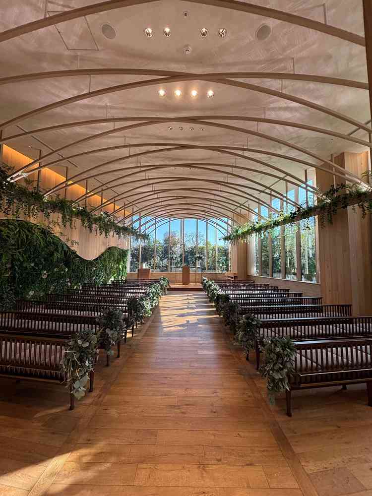 チャペル。写真で見る通り、それ以上の明るさでした。木の香りのフレグランスが良かったです。